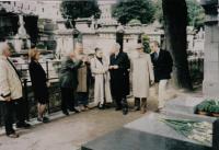Paris 1994 - Vizita la cimitir la monumentul ridicat in 1992 in memoria victimelor comunismului i