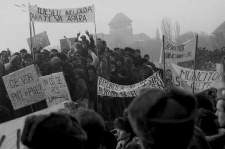 Multime in Piata Victoriei, 1990