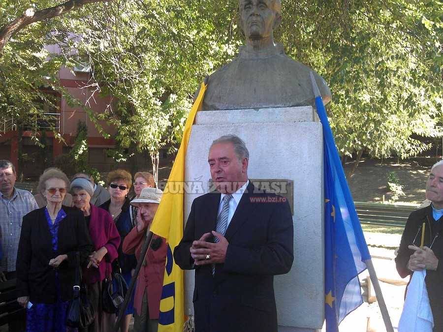 Statuia lui Corneliu Coposu din Iasi