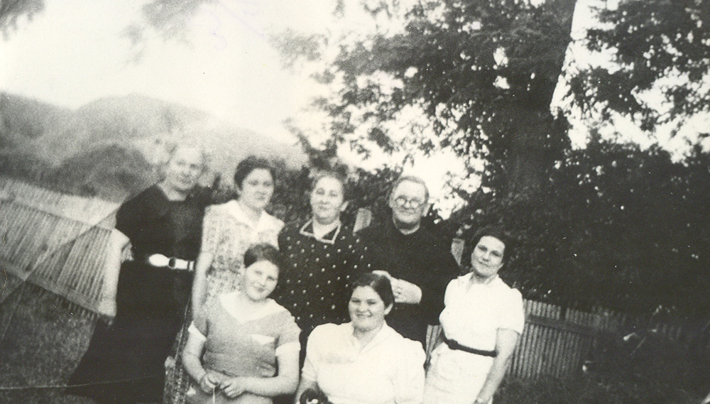 Flavia Coposu impreuna cu parintii si surorile la Bobota (1939)