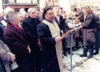 Februarie 1993 - In fata bustului Iuliu Maniu 01