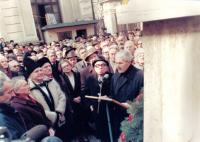 Februarie 1993 - In fata bustului Iuliu Maniu 02