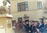 Februarie 1993 - In fata bustului Iuliu Maniu 03