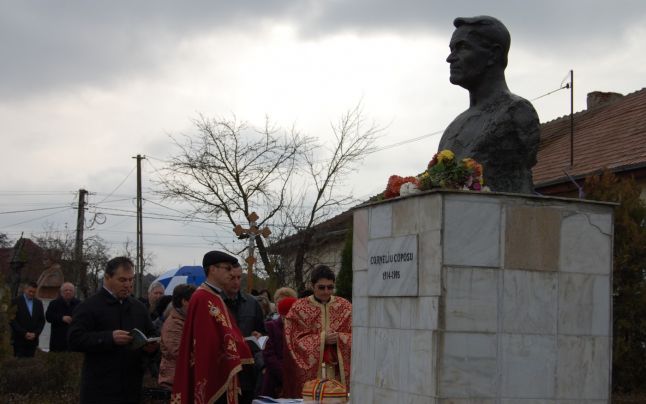 La bustul lui Corneliu Coposu a avut loc o scurtă ceremonie religioasă