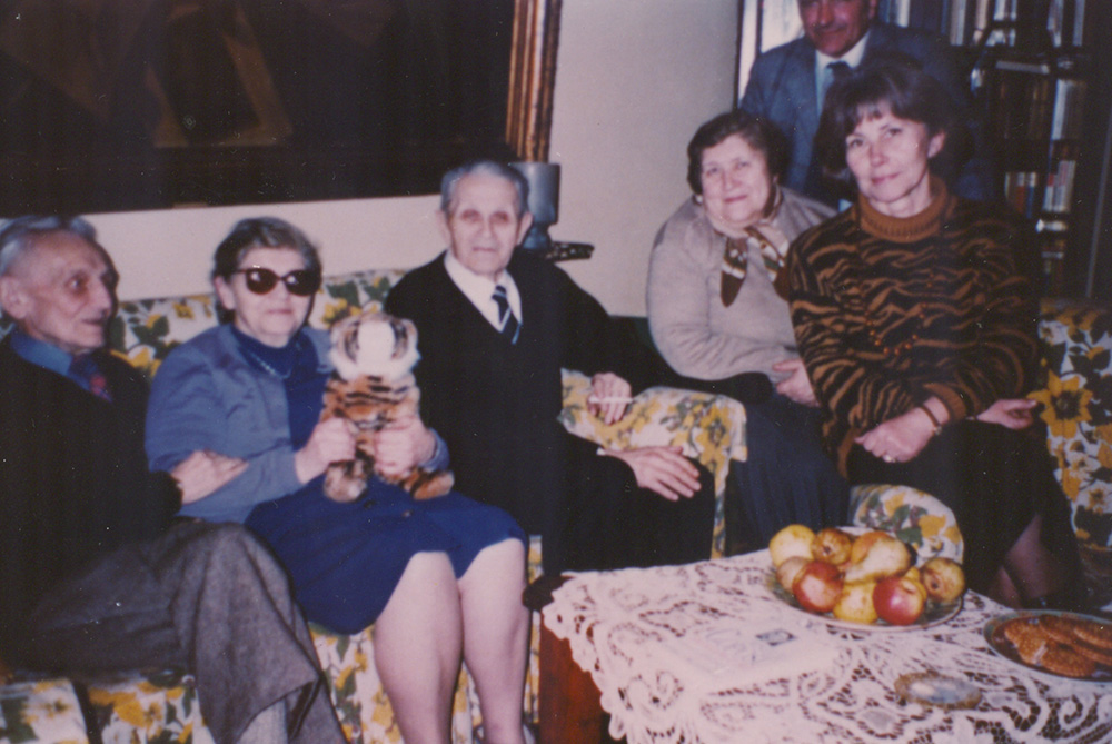 Flavia Coposu impreuna cu fratele si sora sa in casa din Mamulari, Bucuresti