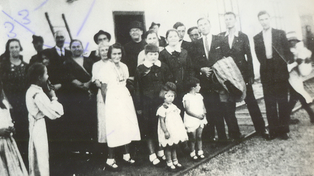 Flavia Coposu plecand la scoala la Beius din halta Dersida, com. Bobota (12 septembrie 1935)