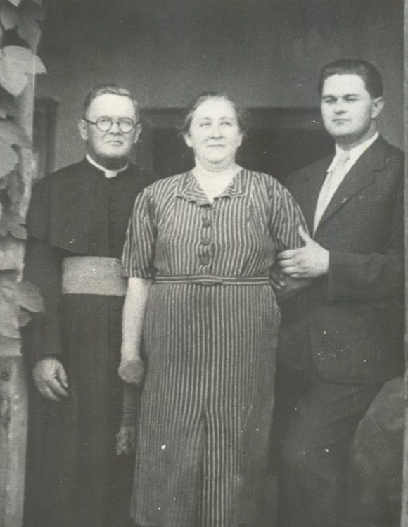 Protopopul Valentin Coposu cu sotia Aurelia si fiul Corneliu in exil la Coslariu (1941)