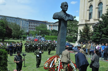 Statuia Corneliu Coposu